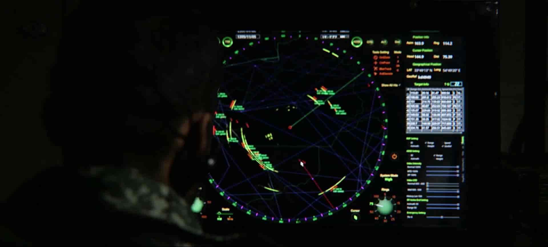 مرد ناشناس در حال مدیریت دستگاه رادار نظامی